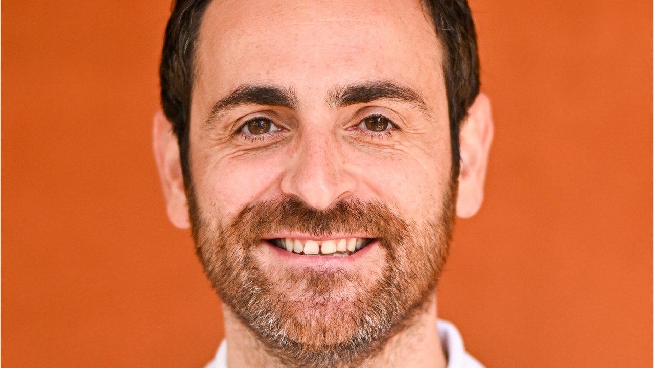 FEMME ACTUELLE - "Mal à l'aise" : Camille Combal explique pourquoi il évite les soirées du "milieu de la télé"