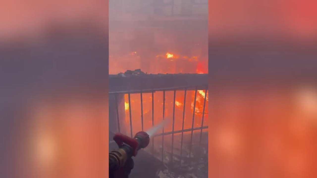 Incendio al Sannazaro di Napoli: le fiamme all'interno del teatro