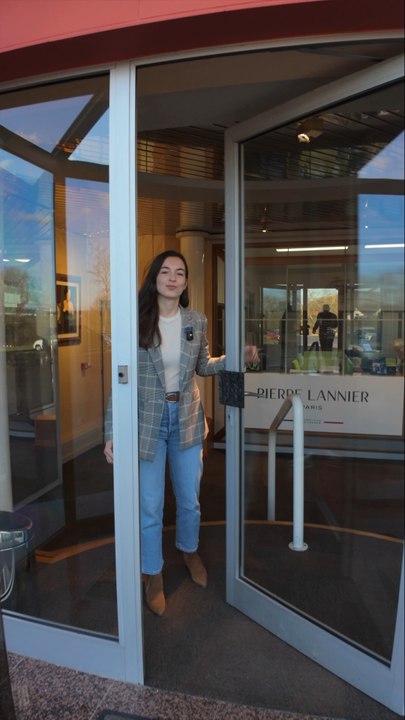 Visite des ateliers @pierre_lannier et @1977montres avec  Laura la directrice export et petite fille des fondateurs de #pierrelannier en 1977. Deux maisons françaises #horlogeries #montres1977 #pierrelannier