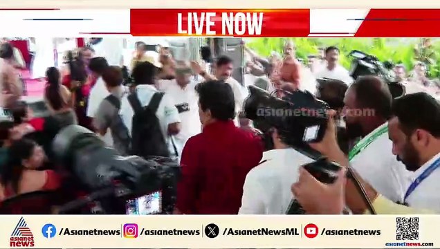 കൈ കൊടുത്ത് പ്രേംകുമാർ? കോൺ​ഗ്രസ് വേദിയിലെത്തി ചലച്ചിത്ര അക്കാദമി മുൻ ചെയർമാൻ