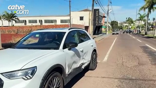 Carros batem em cruzamento no bairro Coqueiral em Cascavel; homem ficou ferido