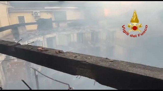 Napoli, sotto controllo l'incendio al Teatro Sannazaro