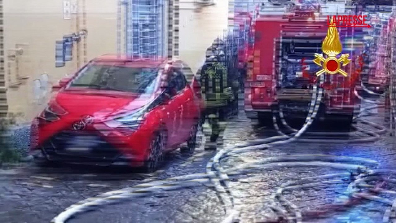 Incendio a Napoli, danneggiata la cupola del Teatro Sannazaro: l'intervento dei vigili del fuoco