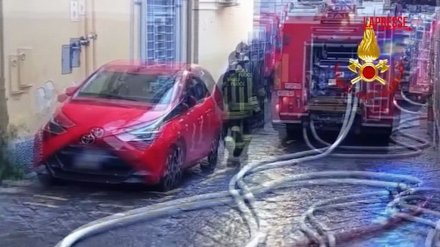 Incendio a Napoli, danneggiata la cupola del Teatro Sannazaro: l'intervento dei vigili del fuoco