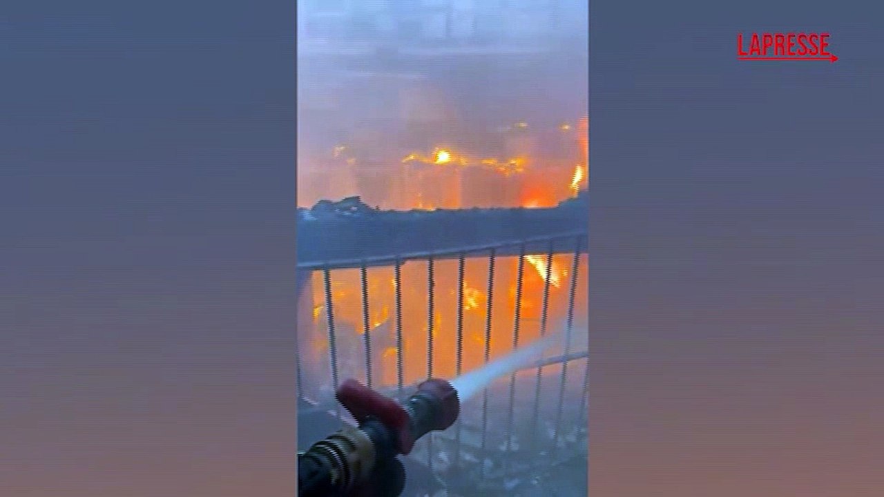 Teatro Sannazaro, un vigile del fuoco al lavoro tra le fiamme del rogo