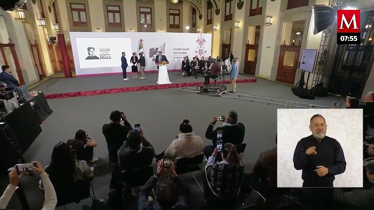 Mauricio Sulaimán entrega guantes de boxeo a Sheinbaum