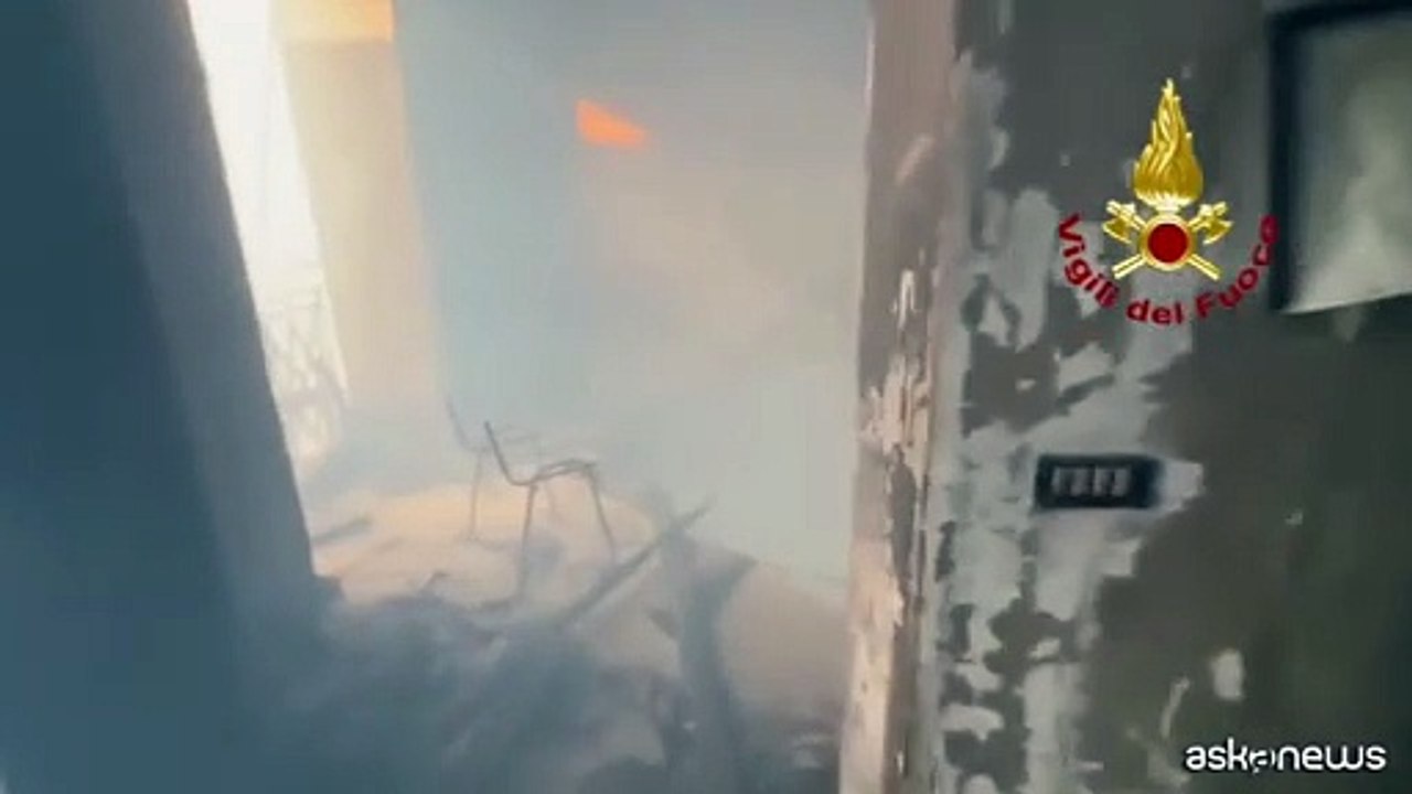 Napoli, sotto controllo l'incendio al Teatro Sannazaro