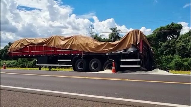 Carga de arroz permanece na rodovia após caminhão pegar fogo na BR-277, em Santa Tereza do Oeste