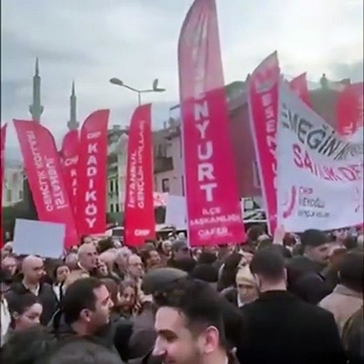 CHP'den köprülerin özelleştirilmesine karşı eylem: Sokaklar polis barikatlarıyla kapatıldı