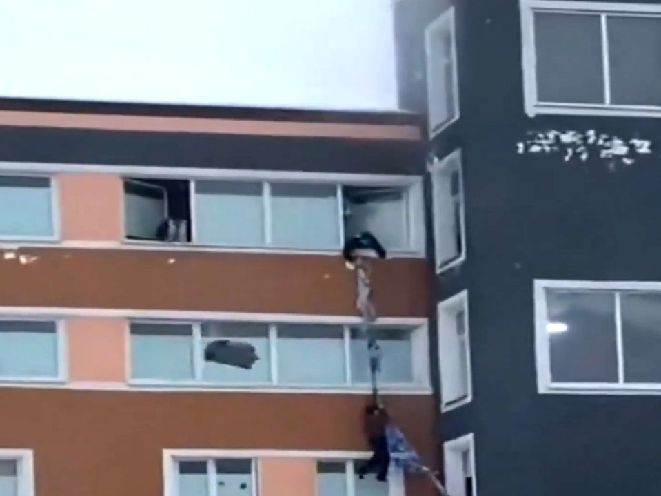 Hotel brennt: Gäste seilen sich aus 4. Stock ab