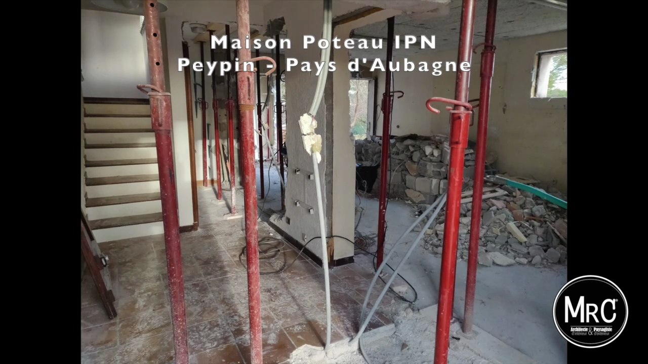 Architecte d’intérieur : cuisine moderne sur mesure avec îlot à Peypin, avec ouverture dans mur porteur (IPN) et poteau intégré à l’îlot