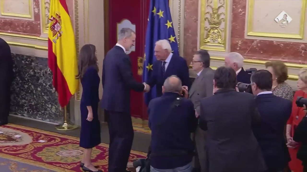 Así ha sido el tenso saludo entre Pedro Sánchez y Felipe González en el Congreso