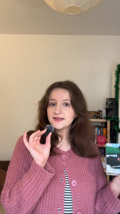 Et si le célèbre peintre surréaliste devenait détective ?Dans la série Les enquêtes de Magritte et Georgette, Nadine Monfils imagine un René Magritte totalement inattendu : enquêteur, curieux, un brin décalé… accompagné de sa femme Georgette