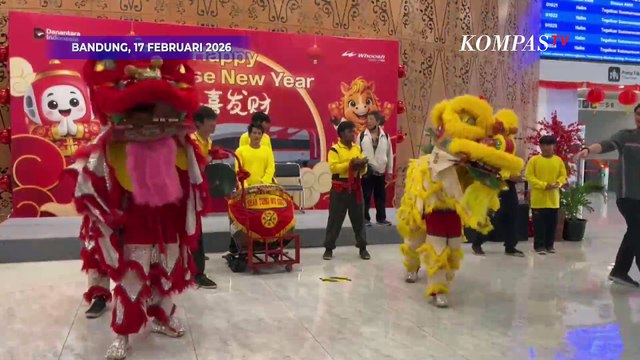 Penumpang Whoosh Disuguhkan Atraksi Barongsai saat Perayaan Tahun Baru Imlek 2026