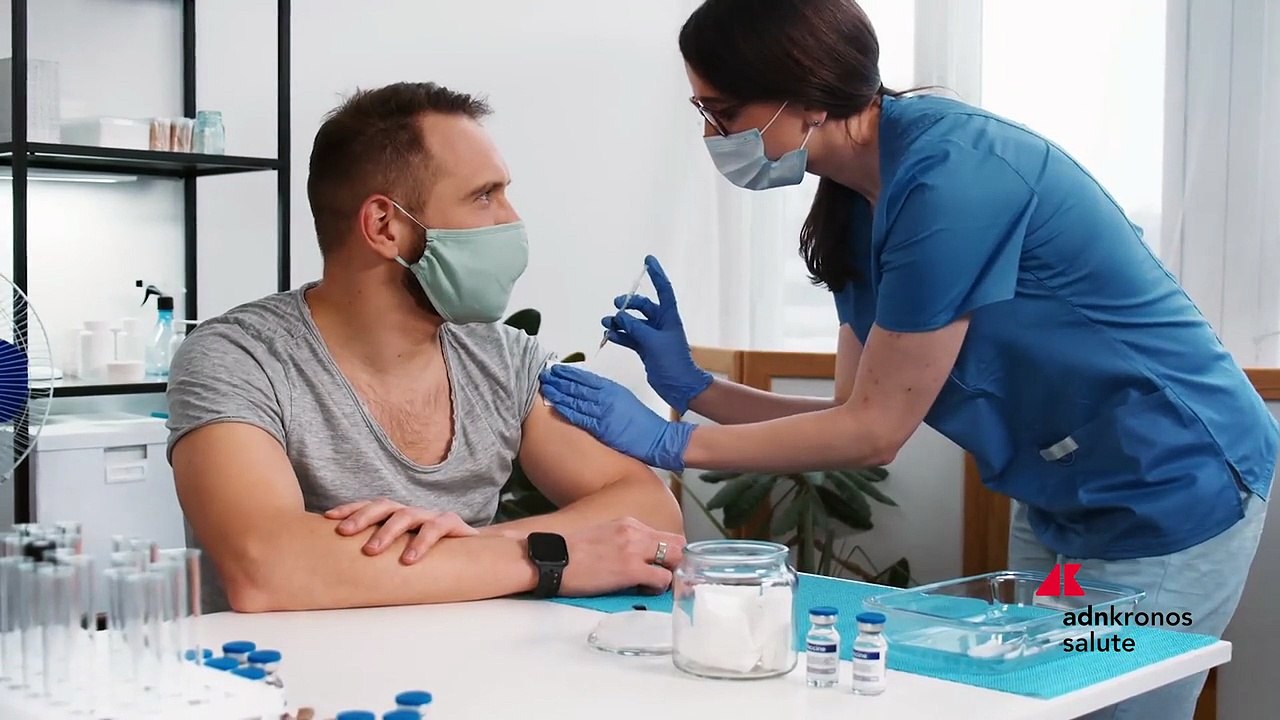 Vaccino anti-RSV, protezione per anziani e fragili: meno ricoveri e risparmi fino a 8 euro per ogni euro investito