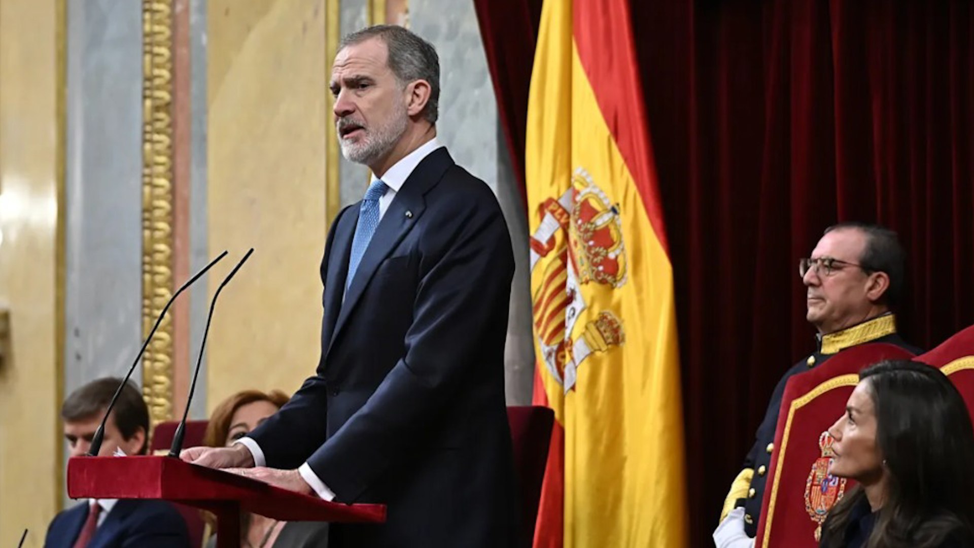 Felipe VI ha asegurado este martes que la mejor manera de conmemorar la Constituci�n es cumplirla y ha defendido la vigencia del ordenamiento constitucional a pesar de los tiempos dif�ciles e inciertos, que hacen a�n m�s visibles las imperfecciones que como toda obra humana tiene nuestro marco normativo".
Durante su discurso en el acto que se celebra en el Congreso para conmemorar la Constituci�n de 1978, que se convierte esta semana en la m�s longeva de la historia de Espa�a, el rey ha destacado que m�s all� de los a�os que cumpla la Carta Magna, se celebra su legitimidad de origen: "la voluntad del pueblo espa�ol libremente expresada en las urnas", una credencial democr�tica que es la clave de su duraci�n y que no fue �la voluntad de una parte de una sociedad contra otra".