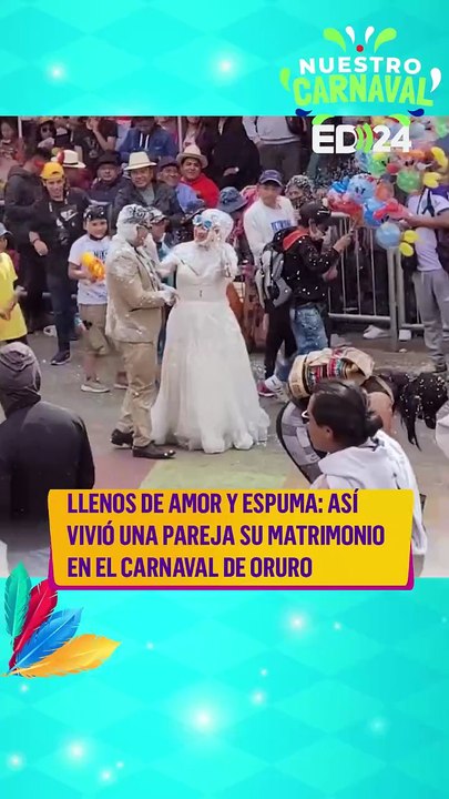 Llenos de amor y espuma: Así vivió una pareja su matrimonio en el Carnaval de Oruro