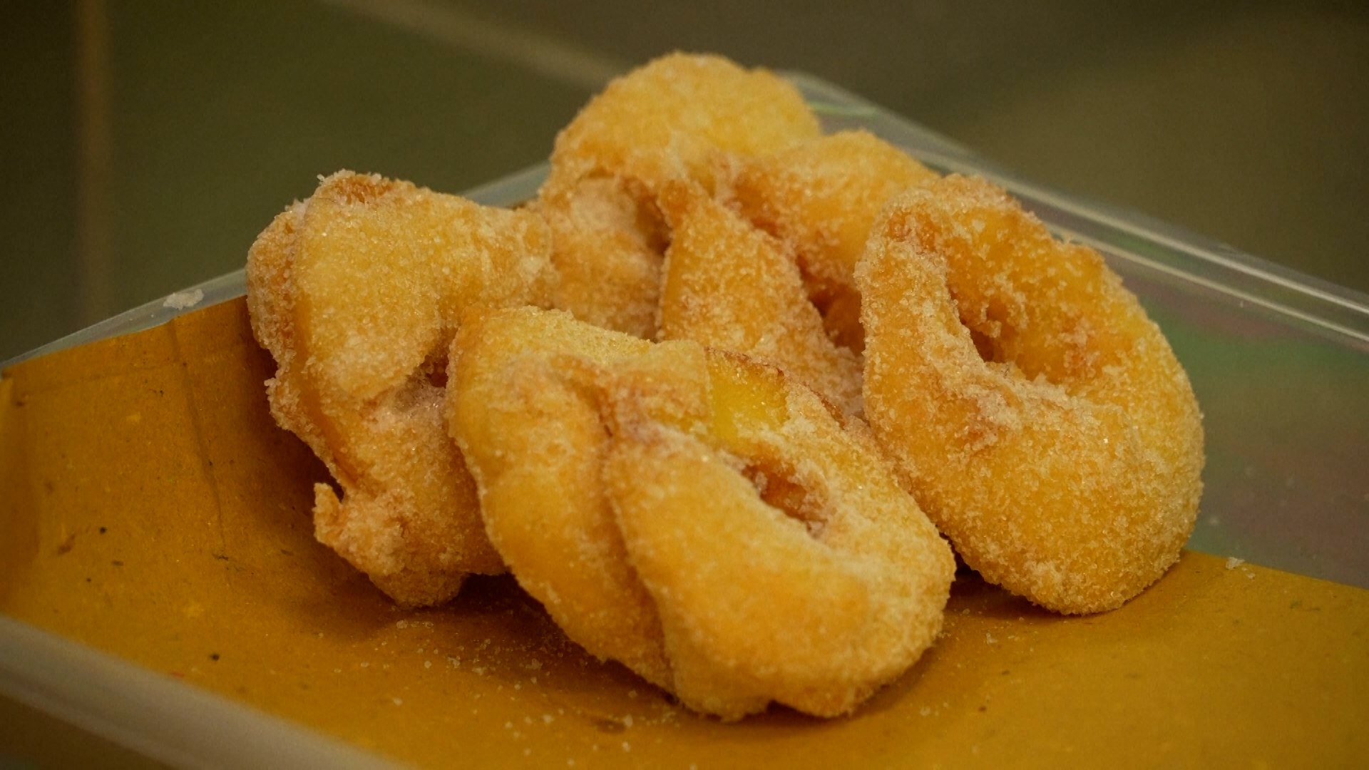 Los aficionados ol�mpicos que llenan las calles de Cortina d'Ampezzo disfrutan hoy de un dulce manjar: bu�uelos de manzana.
A diferencia de otros pasteles italianos que se pueden encontrar durante todo el a�o en las vitrinas de las panader�as, los bu�uelos de manzana de Cortina est�n vinculados al �ltimo d�a de Carnaval, el Martes de Carnaval, cuando la gente consum�a alimentos grasos antes de comenzar la Cuaresma.
"La caracter�stica de este postre es que debe comerse nada m�s prepararse", explic� el pastelero Massimo Alver� a Associated Press.
"Est� frito, por lo que debe conservar el crujiente tanto de la masa que lo recubre como de la manzana que contiene en su interior".
Los bu�uelos de manzana deben prepararse al momento y comerse r�pidamente, ya que, al enfriarse, el exterior crujiente comienza a ablandarse.
Los aros de manzana se sumergen en una masa tradicional y se fr�en en aceite de oliva virgen extra caliente y un poco de cerveza, lo que produce una capa crujiente que sella la suavidad de la fruta y crea un equilibrio entre las dos texturas.
Esto significa que la pasteler�a no prepara grandes cantidades por adelantado, sino que cocina los bu�uelos a medida que se agotan en la tienda.