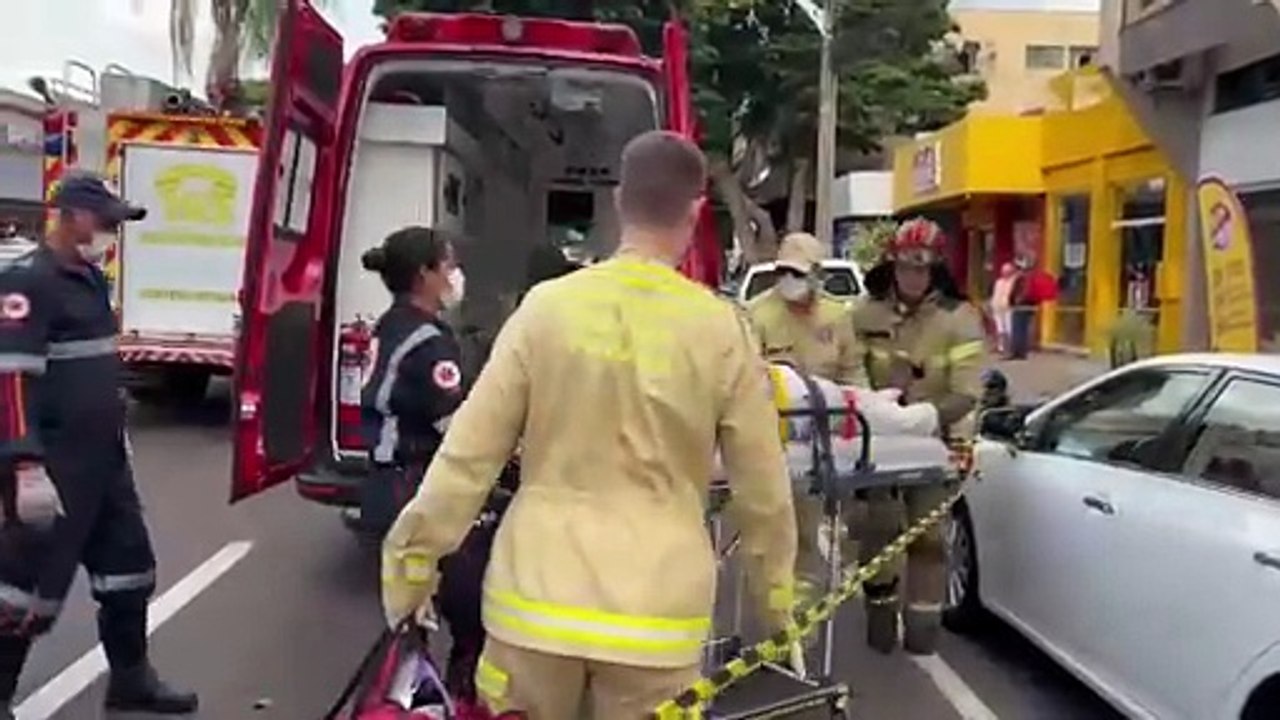 Capotamento deixa vítimas na avenida Paraná, próximo à Praça Miguel Rossafa