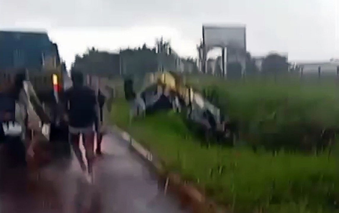 Viatura da PRE capota às margens da PR-323 e dois policiais ficam gravemente feridos