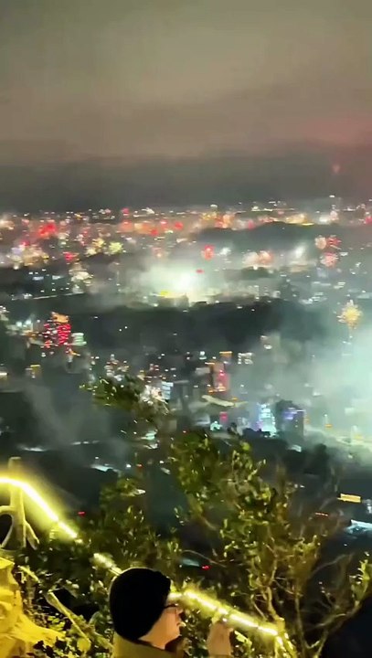 Des feux d’artifice illuminent le ciel nocturne au-dessus de Putian, en Chine, alors que la ville célèbre le Nouvel An lunaire 🎆🏮🌙✨