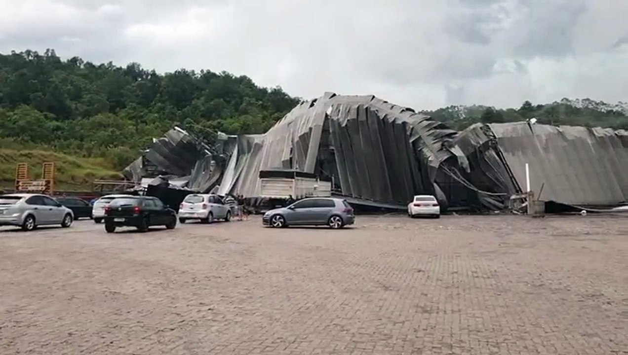 Temporal derruba estrutura de empresa e destrói veículos às margens da BR-116 na RMC; veja vídeos