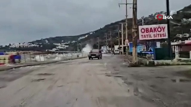 İzmir'de fırtına sonrası deniz seviyesi 1 metreye kadar yükseldi, caddeler sular altında kaldı!