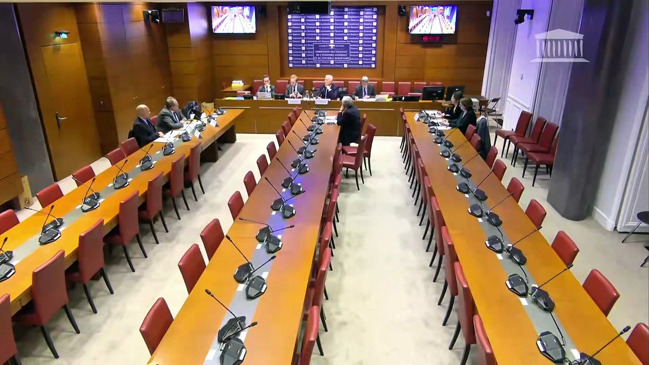 Devant la commission d'enquête, Arnaud Ngatcha refuse d'expliquer comment il cumule deux postes à plein temps et deux salaires de plusieurs dizaines de milliers d'euros à France Télé et à la Mairie de Paris