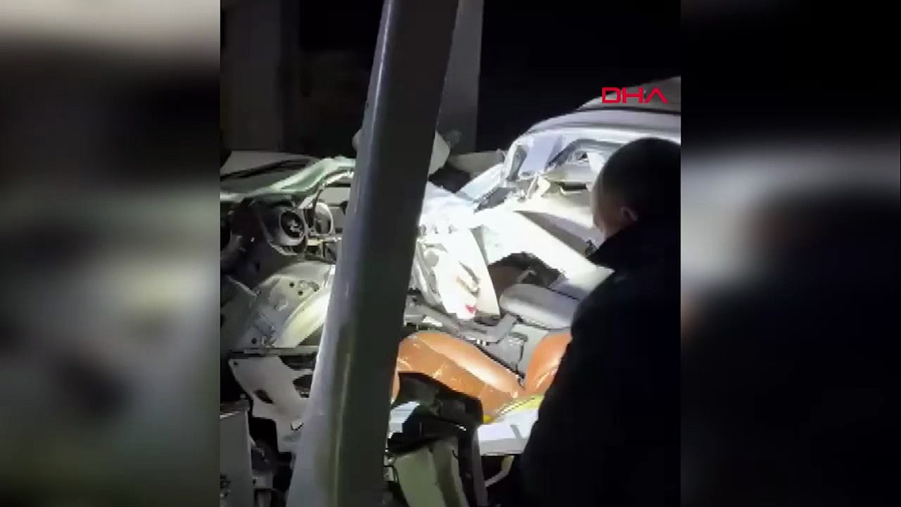 Otomobil, bariyere ve üst geçidin ayağına çarptı; sürücü öldü, babası yaralı