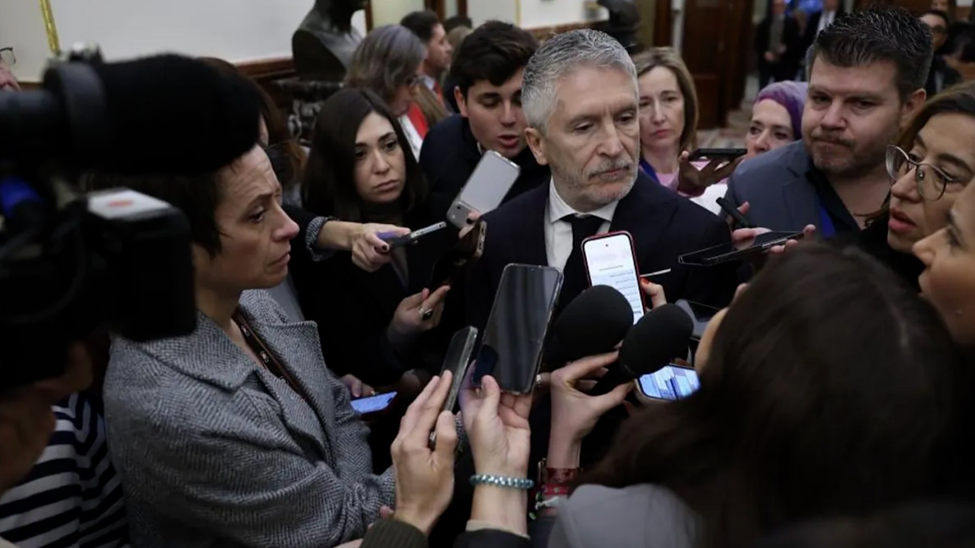 El Ministerio del Interior se encuentra en el centro de una tormenta pol�tica tras la presentaci�n de una querella por agresi�n sexual contra el hasta ahora director adjunto operativo (DAO) de la Polic�a Nacional, el comisario principal Jos� �ngel Gonz�lez Jim�nez. El ministro Fernando Grande-Marlaska ha negado tajantemente haber tenido conocimiento previo de esta denuncia, acusando a la oposici�n de "instrumentalizar los hechos de forma indebida" al exigir su dimisi�n.