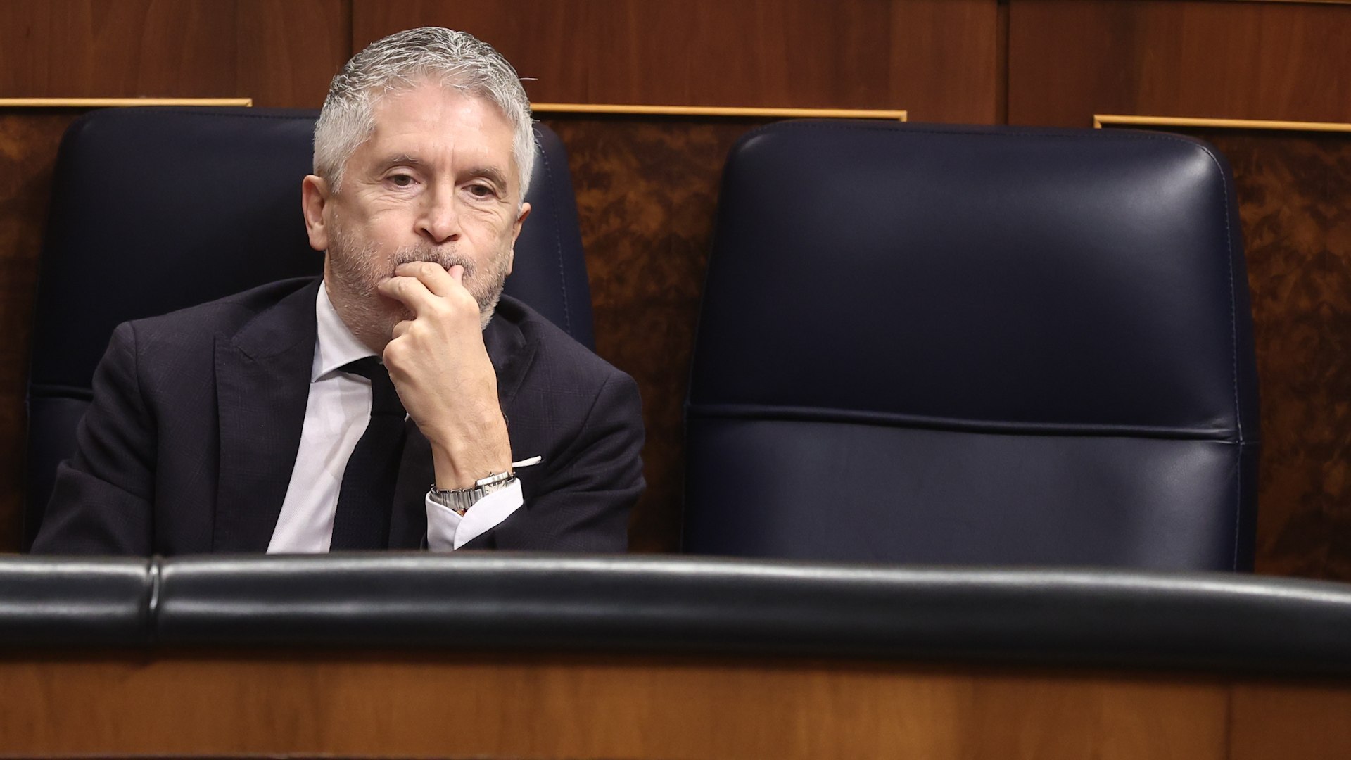"Pudren todo lo que tocan". Con estas duras palabras, el portavoz del PP, Miguel Tellado, ha arremetido contra el Gobierno en una tensa sesi�n de control en el Congreso, acus�ndolo de albergar a "encubridores de presuntos delincuentes". La dimisi�n del n�mero dos de la Polic�a Nacional, tras conocerse su imputaci�n por una presunta violaci�n a una subordinada, ha desatado una crisis que la oposici�n define como un encubrimiento institucional.