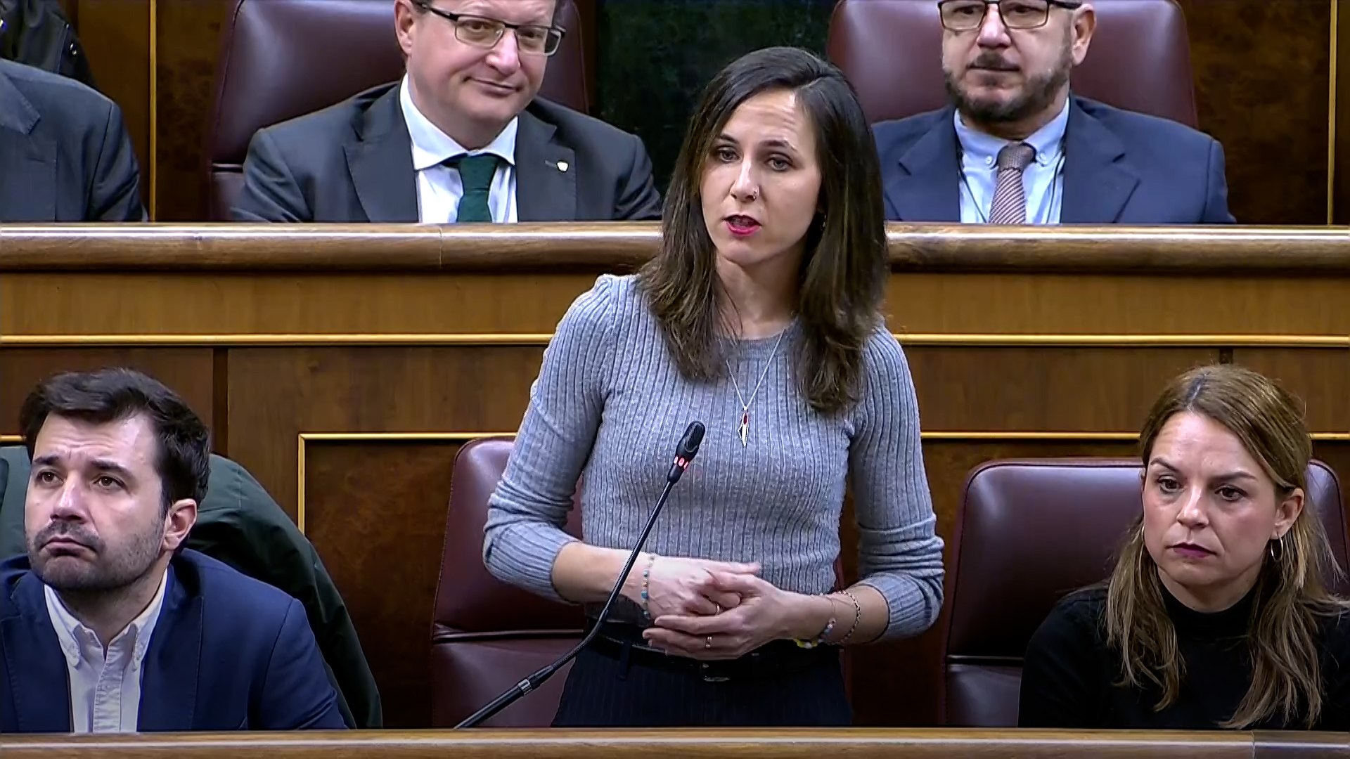 La secretaria general de Podemos, Ione Belarra, ha elevado la presi�n sobre el Gobierno de coalici�n durante la sesi�n de control celebrada este mi�rcoles en el Congreso de los Diputados. Belarra ha condicionado la viabilidad del actual Salario M�nimo Interprofesional (SMI) a la capacidad del Ejecutivo para rebajar el precio de los alquileres de la vivienda. En caso de no lograr esta reducci�n, la l�der de la formaci�n morada ha exigido incrementar este indicador hasta los 1.800 euros, argumentando que la cifra actual de 1.221 euros brutos en 14 pagas resulta insuficiente para que los ciudadanos vivan adecuadamente.