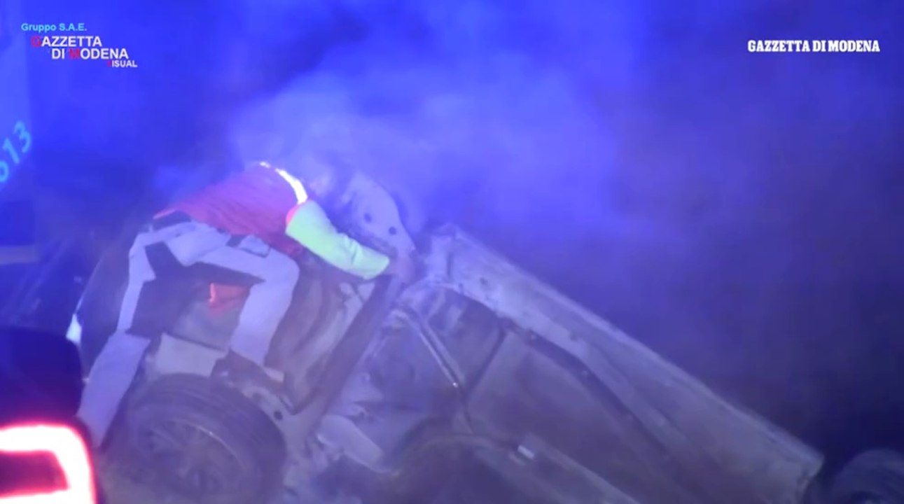 Tremendo schianto a Carpi: due auto nel fosso