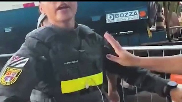 MAGENS FORTES: Ambulante é espancado por PMs com socos, chutes e mata-leão durante megabloco de Carnaval