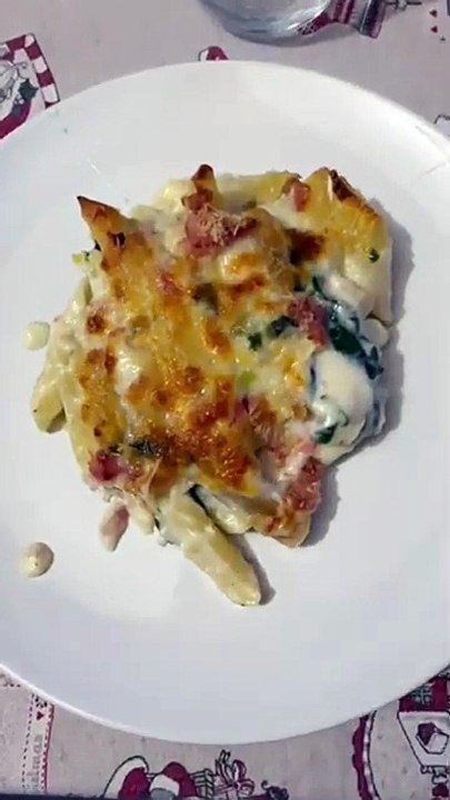 Pasta al forno con spinaci, provola affumicata e pangrattato