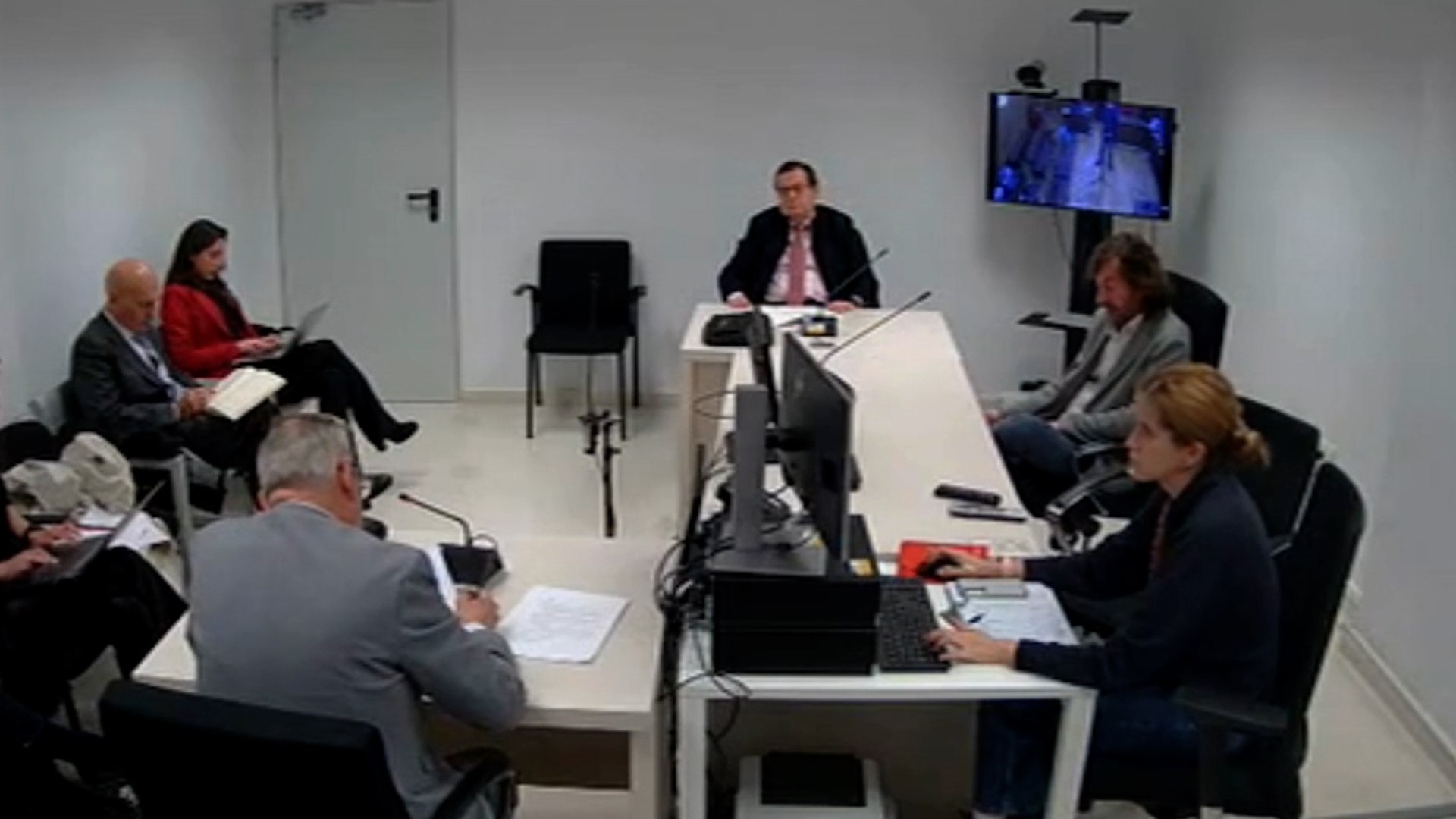 En respuesta al abogado de Hazte O�r &mdash;que ejerce la direcci�n letrada de las acusaciones populares&mdash;, el testigo volvi� a referirse a aquella visita a la sede de Ferraz y ratific� que lleg� a ver el dinero que portaba la empresaria. Seg�n detall� en su declaraci�n, se trataba de "Era una bolsa blanca metida dentro de una bolsa de cart�n [...] No s� si eran los 45.000, pero yo vi tacos de 5.000. No s� cu�nto hab�a, pero s� que lo vi". Con esas palabras, Gallego insisti� en que pudo observar directamente los fajos de billetes, aunque asegur� desconocer la cuant�a exacta que conten�a la bolsa en ese momento.
Asimismo, explic� que en ning�n momento le dieron explicaciones sobre el motivo de la supuesta entrega del dinero ni sobre el destino final de esos fondos. En el marco del caso Hidrocarburos, los investigadores analizan la actuaci�n de una presunta trama encabezada por el empresario Claudio Rivas, a la que se atribuye un fraude de alrededor de 200 millones de euros mediante el impago del IVA aplicado a los hidrocarburos. De acuerdo con las pesquisas, el grupo trataba por entonces de conseguir una nueva licencia para operar en la compraventa de combustible y habr�a destinado cerca de un mill�n de euros a gestiones para que �balos facilitara esos tr�mites.