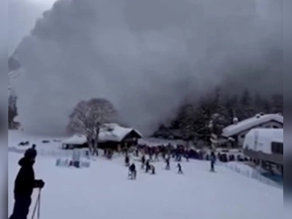 Beim Warten auf den Sessellift: Lawine verschluckt Skifahrer