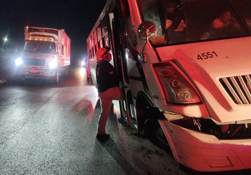 VIDEO | Aparatoso choque de transporte de personal deja siete heridos en Apodaca