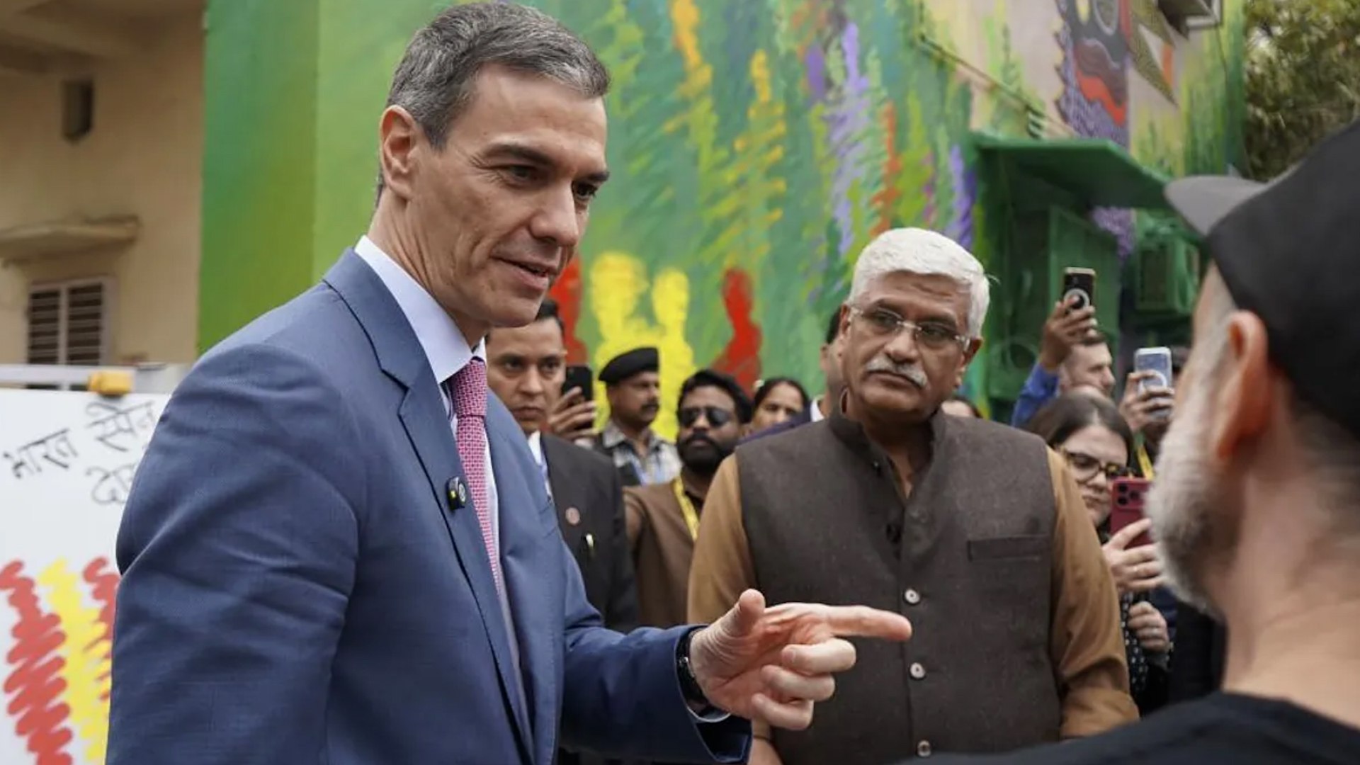 Desde Nueva Delhi, donde se encuentra participando en un foro mundial sobre Inteligencia Artificial y tras reunirse con el primer ministro Narendra Modi, el presidente del Gobierno, Pedro S�nchez, ha manifestado su respaldo absoluto a la gesti�n del ministro del Interior, Fernando Grande-Marlaska. El jefe del Ejecutivo ha defendido la "contundencia" con la que el Ministerio actu� tras conocerse la denuncia por agresi�n sexual contra el ahora exdirector adjunto operativo (DAO) de la Polic�a Nacional, el comisario principal Jos� �ngel Gonz�lez.