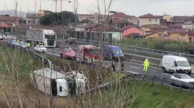 Camion ribaltato in A11, disagi alla circolazione
