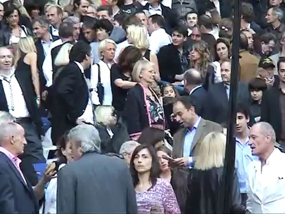 2009 – Johnny Hallyday – Jean-Paul Belmondo et Paul Belmondo en tribune VIP