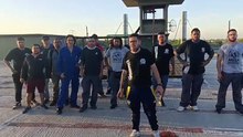 El mensaje de los trabajadores desde el techo de la planta de FATE