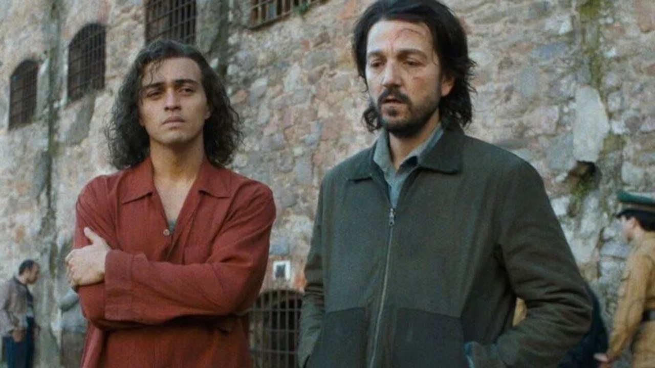 Nach der besten Star-Wars-Serie stürzt sich Andor-Star Diego Luna in ein völlig anderes Genre: In Kiss of the Spider Woman wird's musikalisch