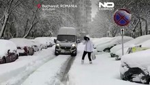 Бухарест занесло снегом, нарушена работа транспорта