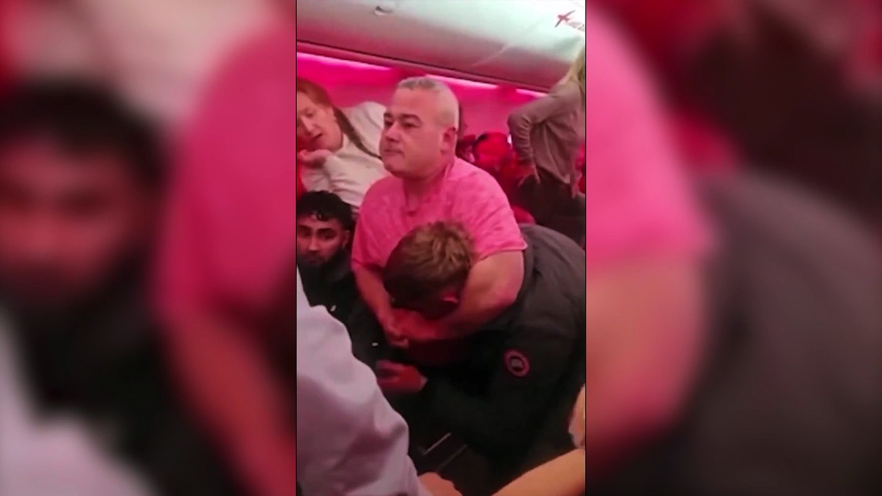 Pasajeros de un avión se pelearon en pleno vuelo y el piloto tuvo que aterrizar de emergencia
