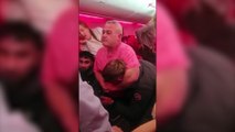 Pasajeros de un avión se pelearon en pleno vuelo y el piloto tuvo que aterrizar de emergencia