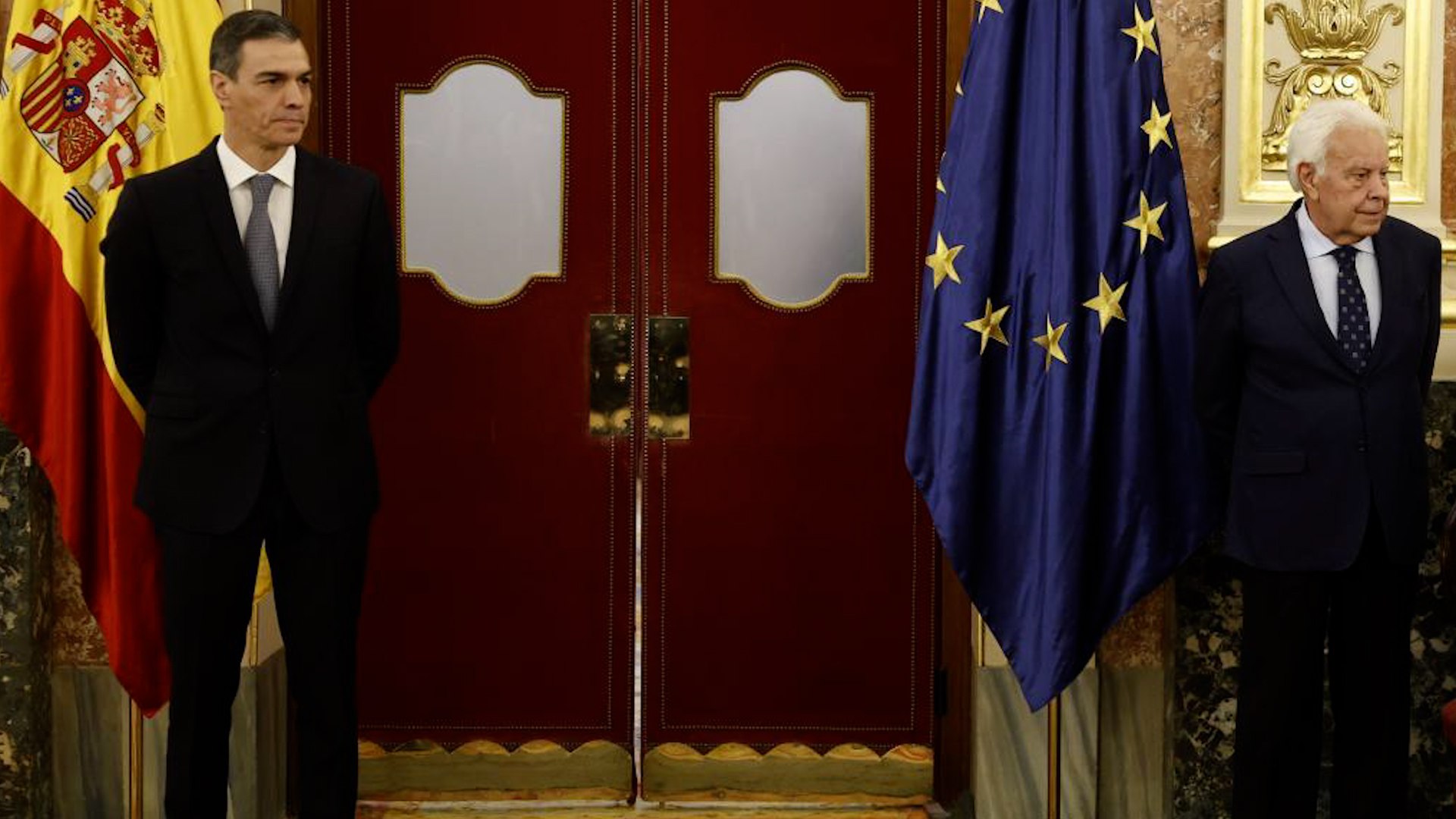 La brecha entre el pasado y el presente del PSOE se ha hecho m�s profunda tras el �ltimo intercambio de declaraciones entre sus dos figuras m�s relevantes. Desde Nueva Delhi, donde se encuentra de viaje oficial para participar en un foro mundial sobre Inteligencia Artificial y reunirse con el primer ministro Narendra Modi, Pedro S�nchez ha respondido con iron�a a las constantes cr�ticas del expresidente Felipe Gonz�lez.
El jefe del Ejecutivo ha restado importancia a la amenaza de Gonz�lez de votar en blanco si �l encabeza la lista electoral. S�nchez no solo ha descartado un paso a un lado, sino que ha reafirmado su intenci�n de liderar el proyecto socialista en la pr�xima cita con las urnas, previsiblemente en 2027. Con un tono ir�nico, el presidente ha asegurado: "Estoy encantado de que [Gonz�lez] sea militante del PSOE y de que en un futuro vuelva a votar al PSOE. Pero ser� en un futuro lejano porque me voy a volver a presentar".
Para S�nchez, las cr�ticas del hist�rico l�der han dejado de ser noticia debido a su reiteraci�n en el tiempo. Al ser preguntado por el descontento de Gonz�lez con la gesti�n actual, el presidente ha exclamado que "el titular ser�a al rev�s". En su opini�n, la verdadera novedad informativa no reside en el disenso, sino que "el titular ser�a que Gonz�lez apoya lo que haga este Gobierno".
Estas declaraciones llegan apenas unas horas despu�s de que ambos coincidieran en el homenaje a la Constituci�n de 1978 en el Congreso, un acto presidido por los Reyes para conmemorar la longevidad de la Carta Magna. La imagen del d�a fue, sin duda, el breve saludo entre Pedro S�nchez y Felipe Gonz�lez en el acto institucional sobre la Constituci�n en el Congreso, un gesto que muchos analistas calificaron de g�lido dado el contexto de tensi�n interna.
Sin embargo, S�nchez ha querido normalizar el encuentro, negando cualquier frialdad en el contacto f�sico. Seg�n ha explicado el presidente, se trat� de un saludo "normal como se dan las personas" motivado por la coincidencia en una fila protocolaria. No obstante, las fuentes del sector indican que un apret�n de manos puede dar pistas sobre la fuerza y la intensidad de una relaci�n que, en palabras de algunos ministros, "es una obviedad que no est� en su mejor momento".
En el entorno de La Moncloa y Ferraz, el sentimiento hacia la figura de Gonz�lez es complejo. Aunque se le reconoce como una figura hist�rica con predicamento, sectores del Gobierno consideran que se ha distanciado de la realidad actual del partido. "Vive aferrado a la nostalgia. No ha evolucionado con la sociedad, como s� lo ha hecho su partido", sostienen fuentes gubernamentales para explicar el distanciamiento ideol�gico.
A pesar de la censura de Gonz�lez por la supuesta falta de autocr�tica tras los resultados en Extremadura y Arag�n, la direcci�n socialista ha decidido dar por amortizados sus dardos medi�ticos. Por el momento, el PSOE descarta cualquier tipo de sanci�n contra el expresidente, optando por la iron�a como principal herramienta de defensa frente a lo que consideran reflexiones fuera de su �rbita actual.