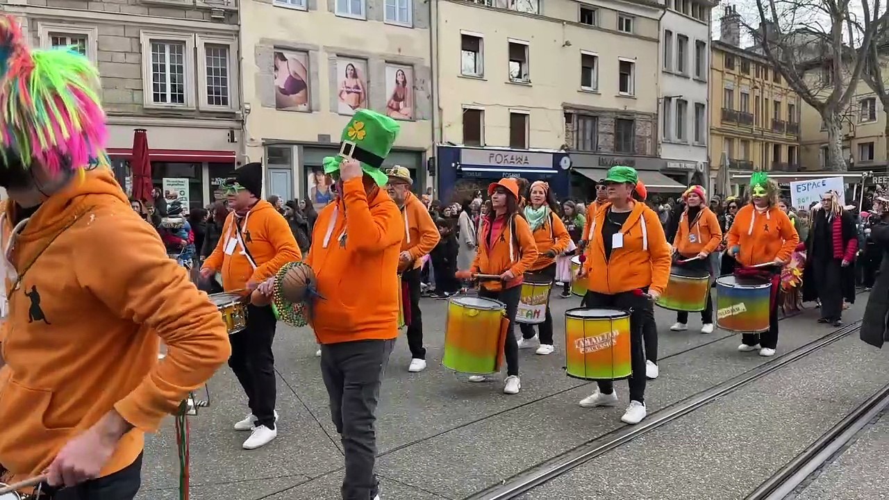Saint-Étienne : le carnaval fait vibrer le centre-ville au rythme des percussions