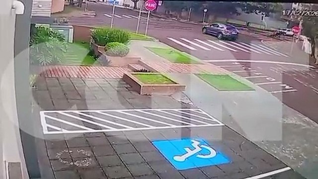 Câmera flagra colisão entre três veículos que deixou duas pessoas feridas em Cascavel