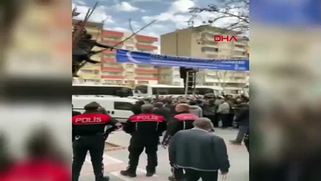 Batman'da pankart arbedesi: Polis biber gazıyla müdahale etti!